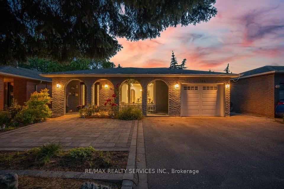 133 Romfield Circuit, Markham, ON L3T 3H7
