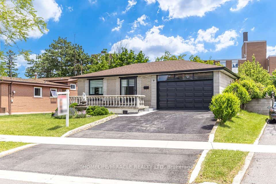 9 Wheatsheaf Crescent, Toronto, ON M3N 1P7
