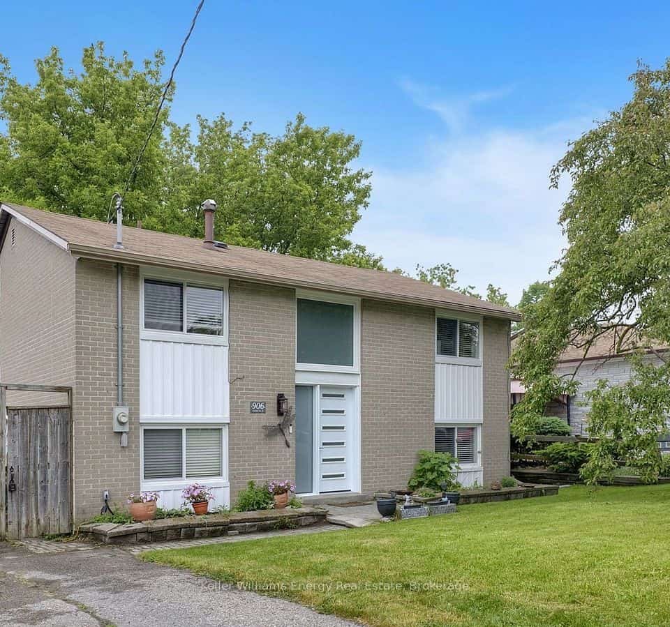 906 Centre Street N, Whitby, ON L1N 4V1