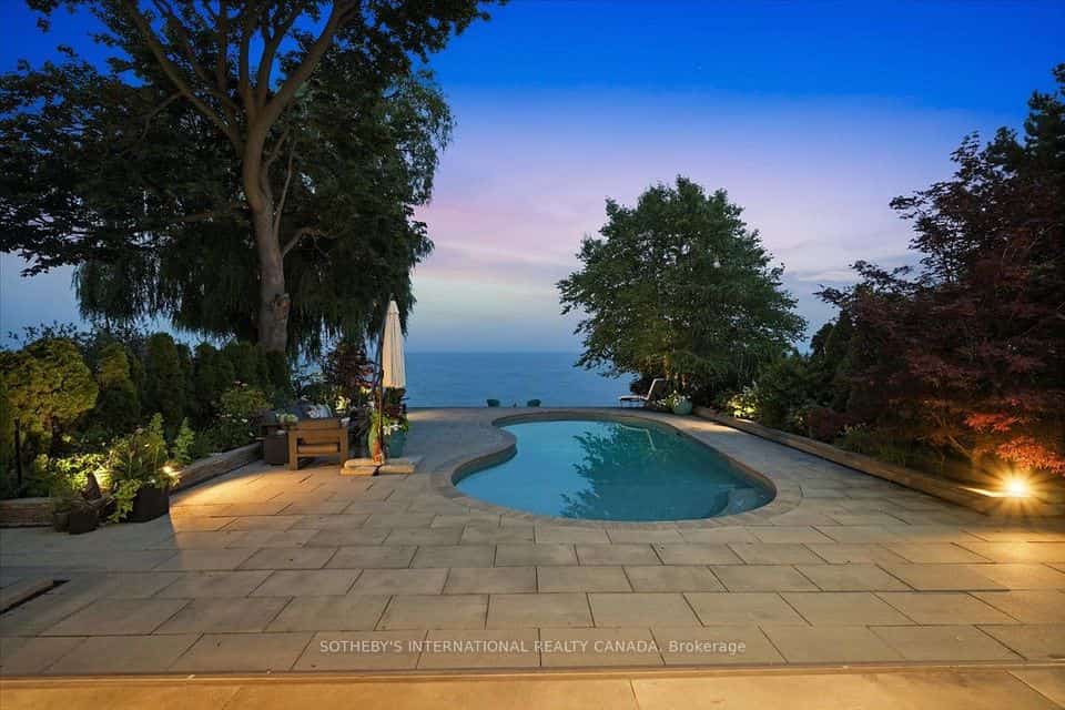 102 Cumberland Drive, Mississauga, ON L5G 3M8