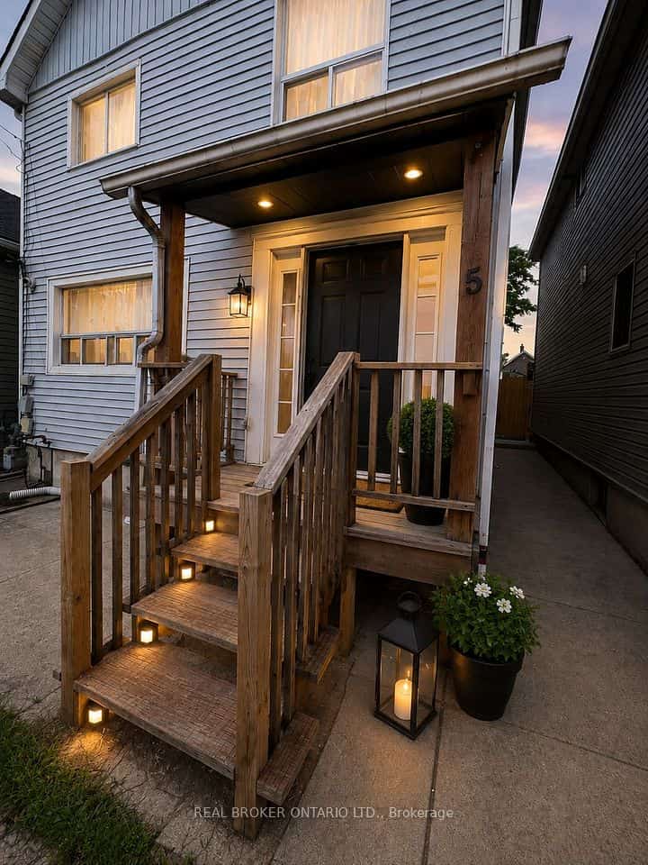 5 Rowanwood Street, Hamilton, ON L8L 7H1