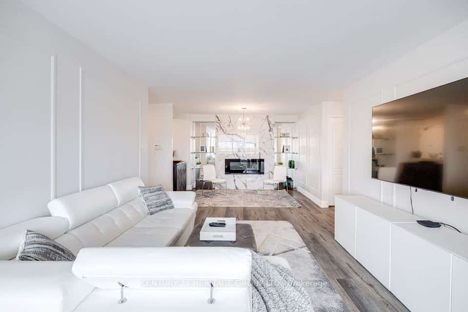 7 Townsgate Drive #707, Vaughan, ON L4J 7Z9