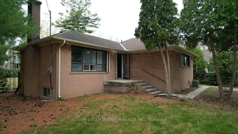 394 Maplehurst Avenue, Oakville, ON L6L 4Y6