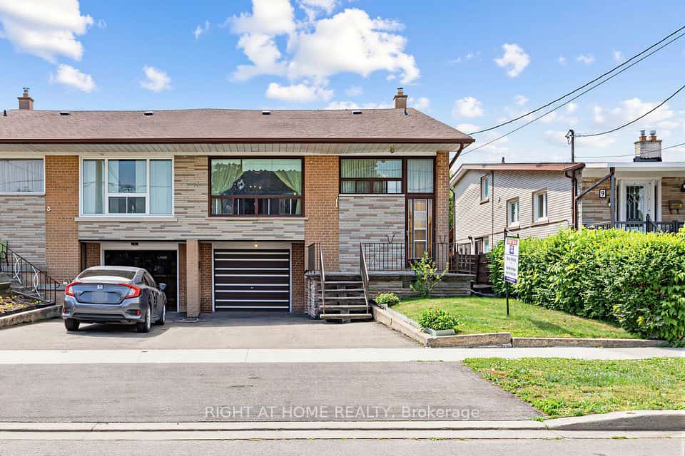 7 Daystrom Drive, Toronto, ON M9M 2A8