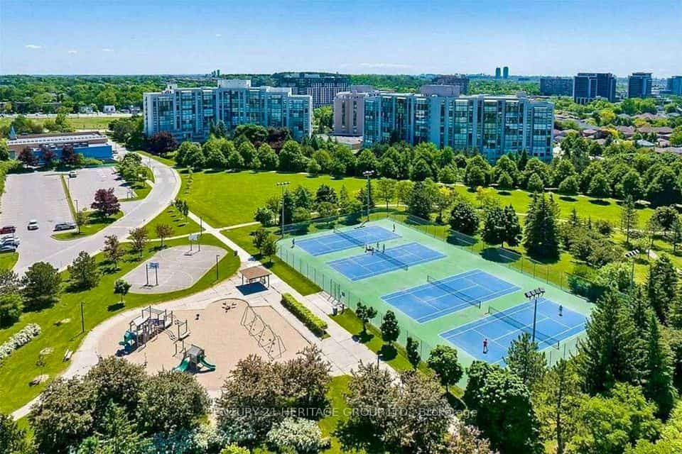 30 Harding Boulevard W #806, Richmond Hill, ON L4C 9M3