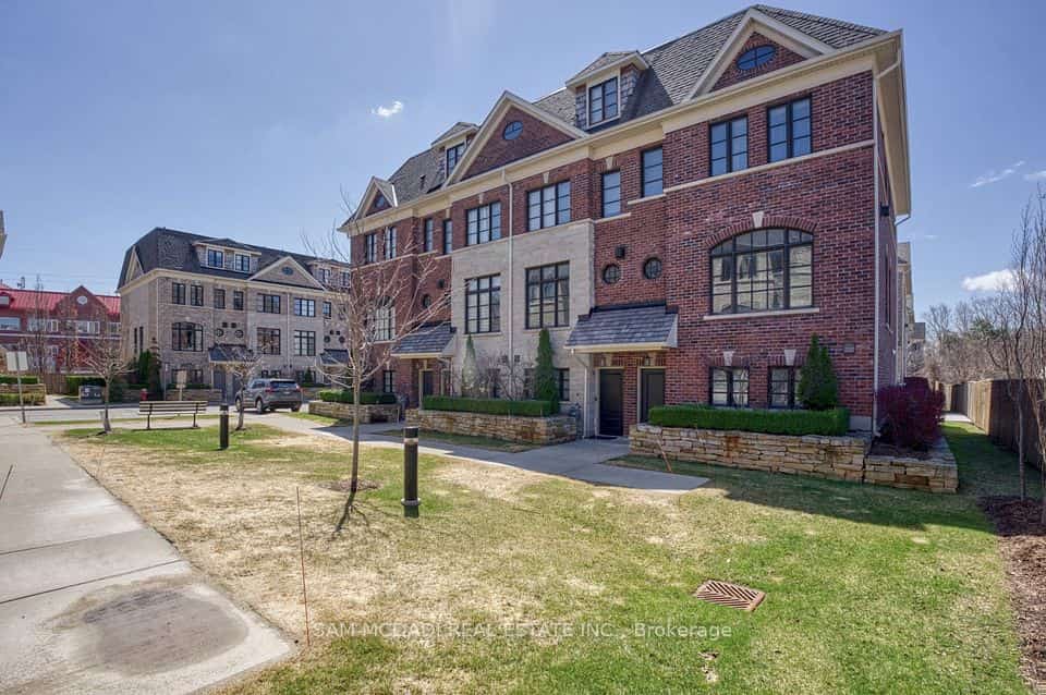 2029 Queensborough Gate, Mississauga, ON L5M 0Y1