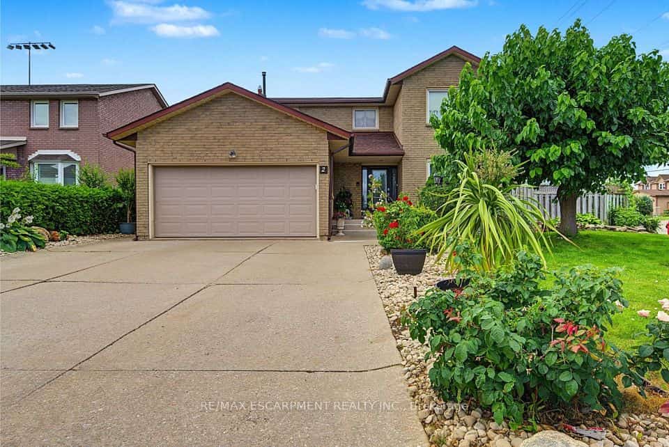 2 Cresthaven Drive, Hamilton, ON L8E 4S4