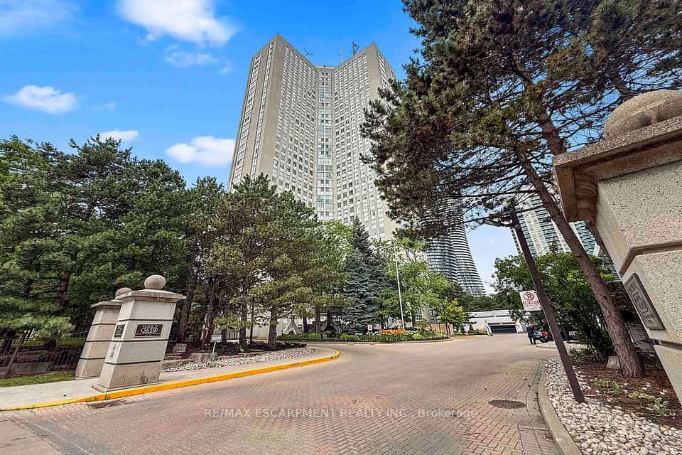 3650 Kaneff Crescent #2804, Mississauga, ON L5A 4A1