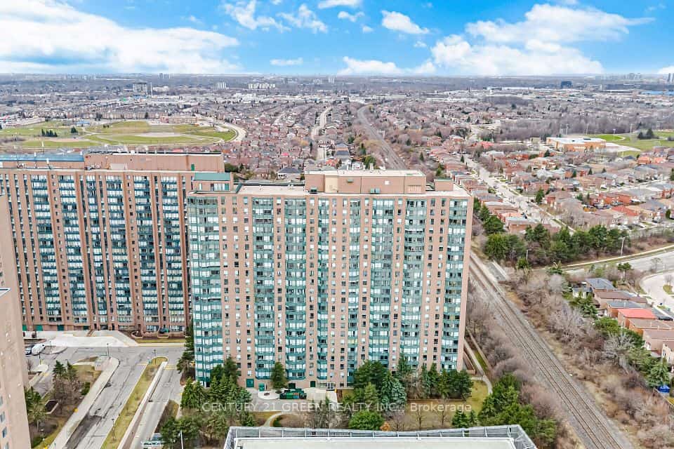 135 Hillcrest Avenue #203, Mississauga, ON L5B 4B1