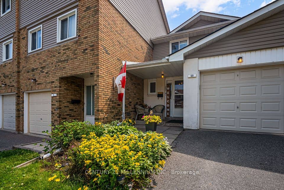 69 Carisbrooke Court, Brampton