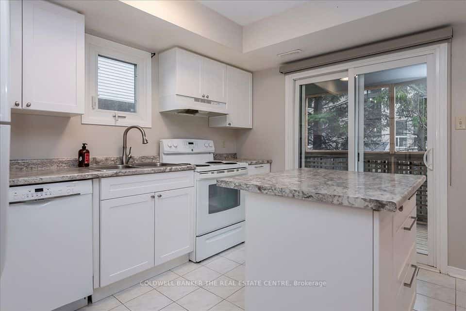 119 D'ambrosio Drive #9, Barrie, ON L4N 7N7