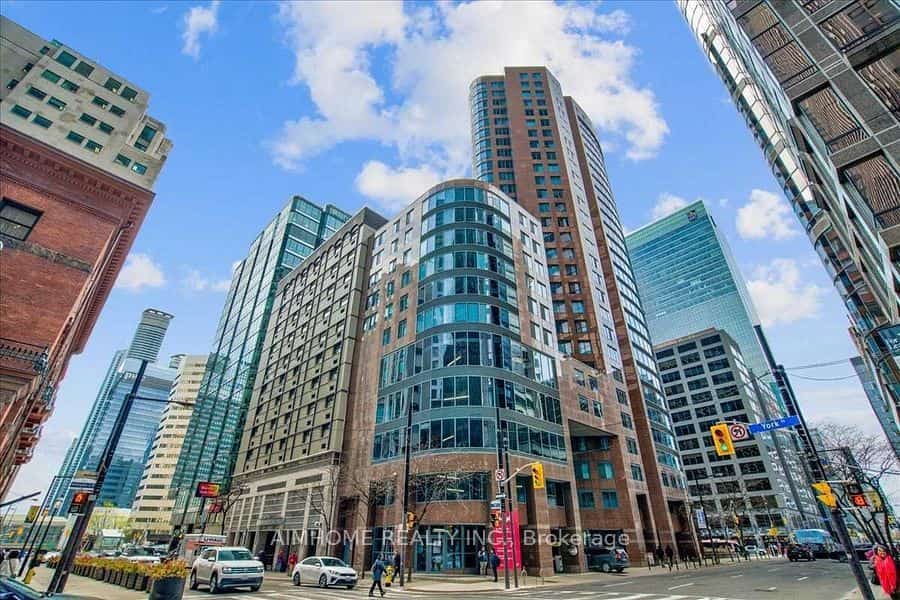 33 University Avenue #207, Toronto, ON M5J 2S7