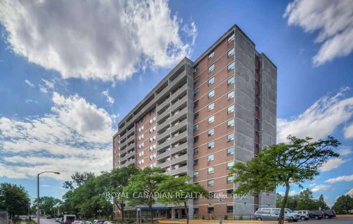 20 Gilder Drive #204, Toronto, ON M1K 5E1
