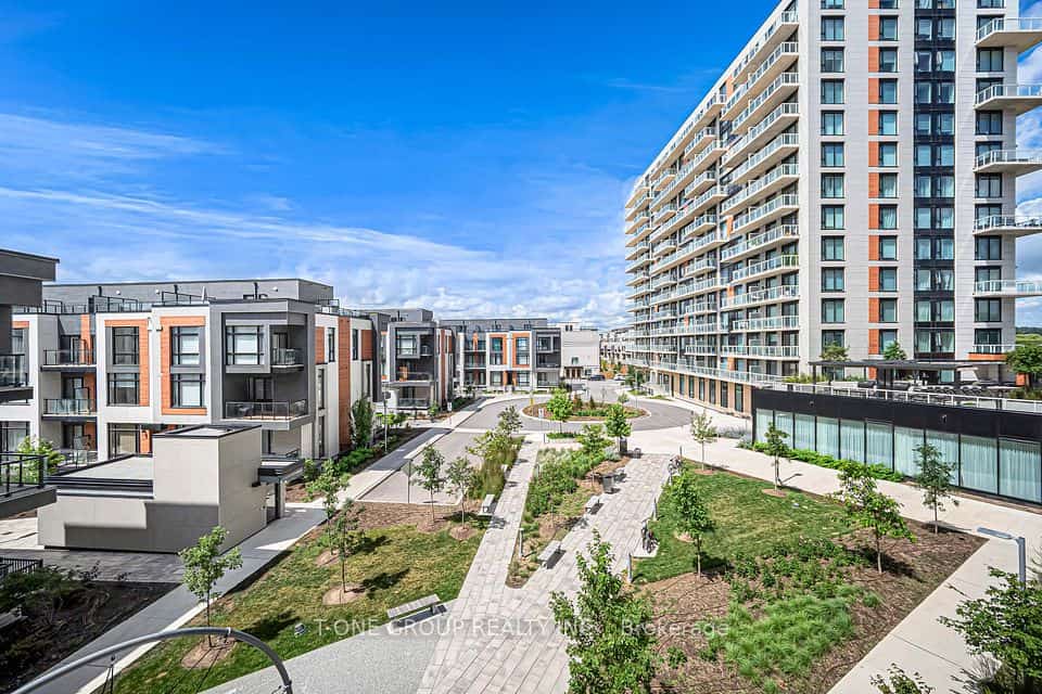 6 David Eyer Road #313, Richmond Hill, ON L4S 0N5