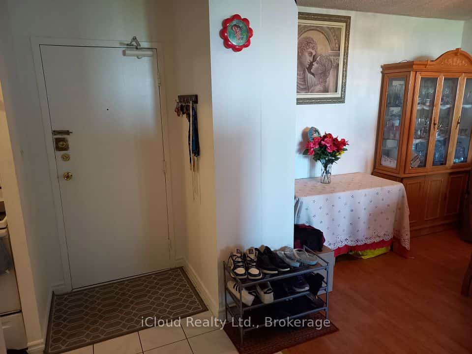 390 Dixon Road #806, Toronto, ON M9R 1T4