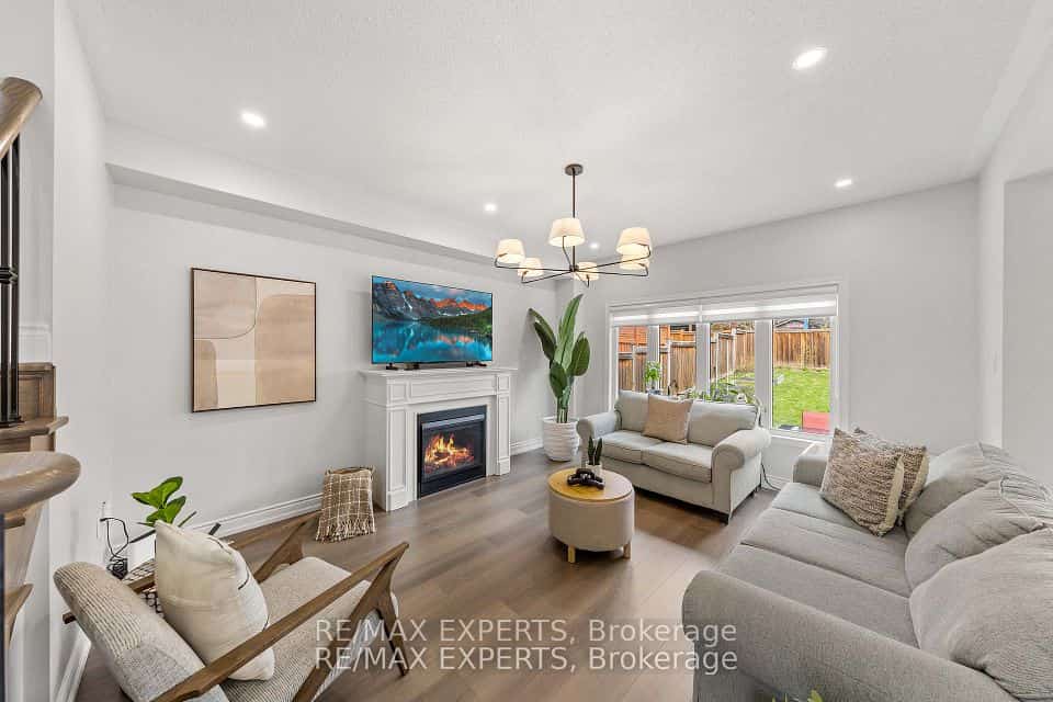 22 Manor Glen Crescent, East Gwillimbury, ON L0G 1M0