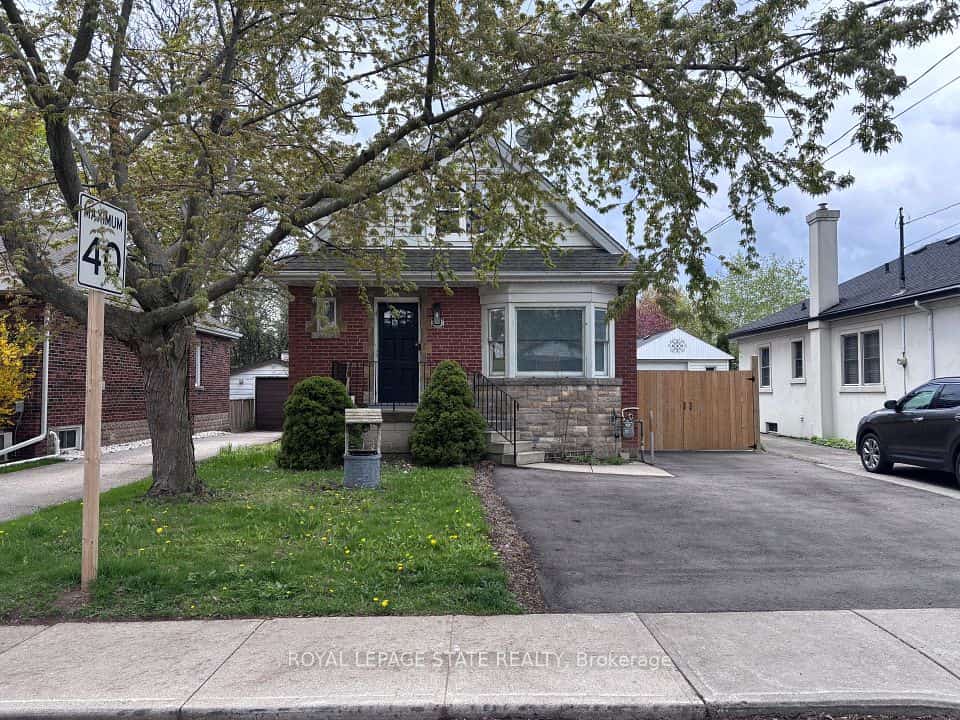 122 Queensdale Avenue E, Hamilton, ON L9A 1K3