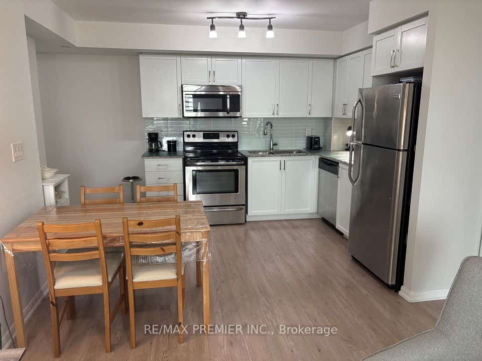 800 Lawrence Avenue W, Toronto