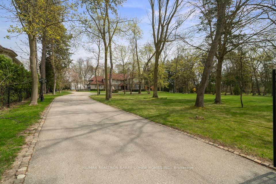 15 Park Lane Circle, Toronto, ON M3B 1Z8