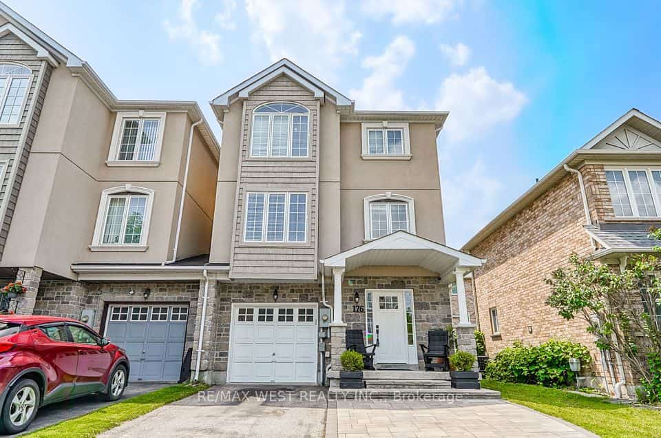 176 Gail Parks Crescent, Newmarket, ON L3X 2C3