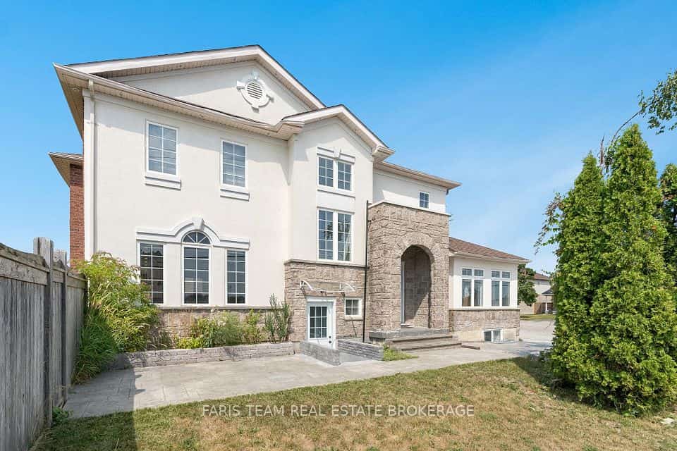 2 Vanessa Drive, Orillia, ON L3V 7Y8