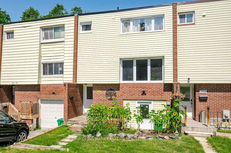 210 Maxwell Avenue, Peterborough, ON K9J 1B5