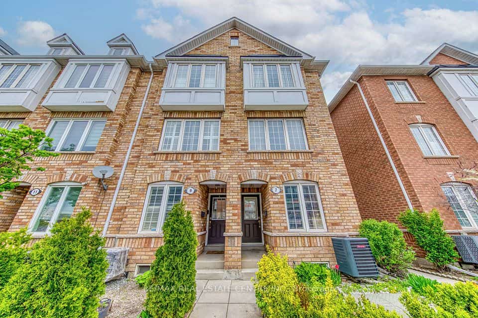 7 Weston Road, Toronto, ON M6N 5H2