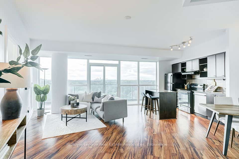 35 Brian Peck Crescent #LPH21, Toronto, ON M4G 0A5