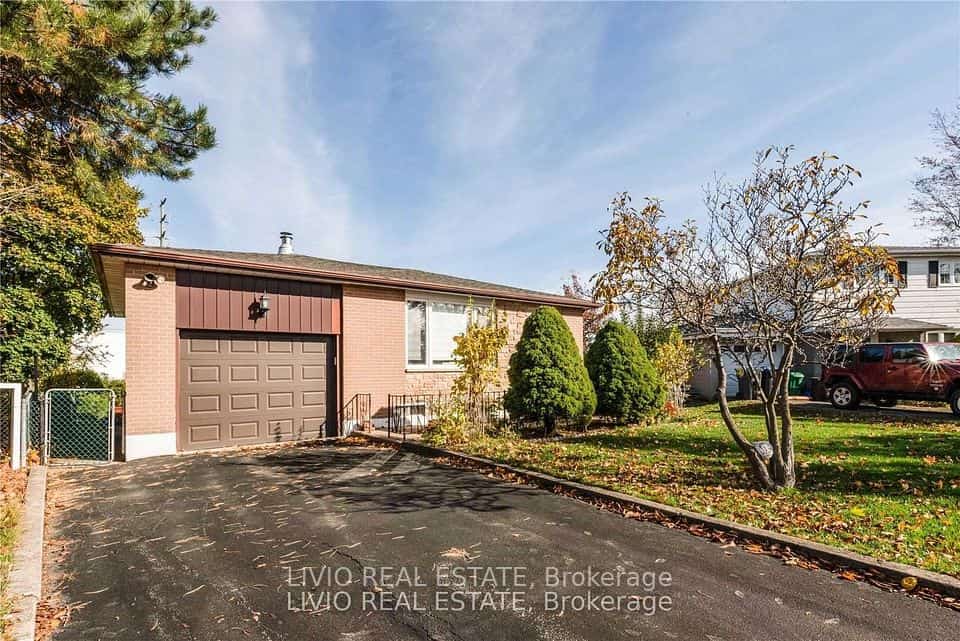 12 Finsbury Drive, Brampton, ON L6T 3P9