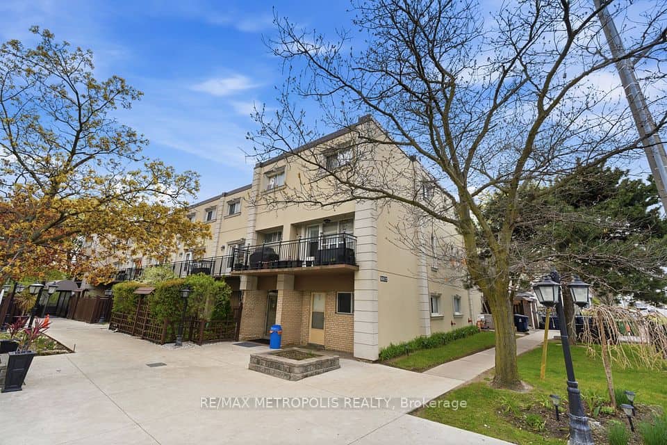5877 Bathurst Street, Toronto