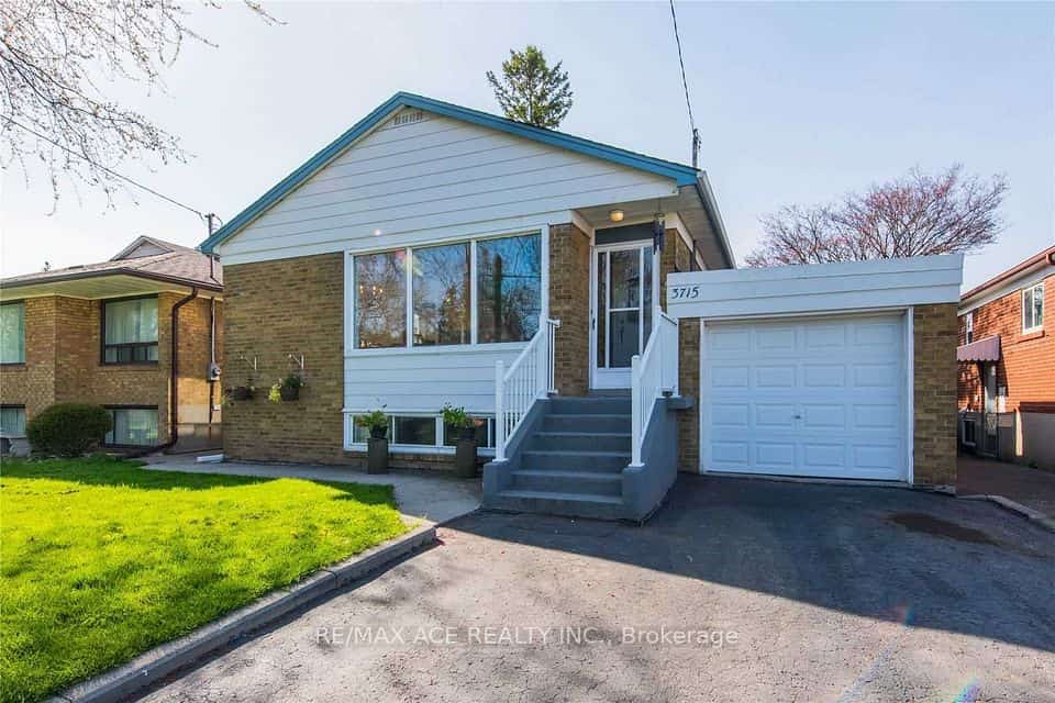 3715 St Clair Avenue E, Toronto, ON M1M 1T5