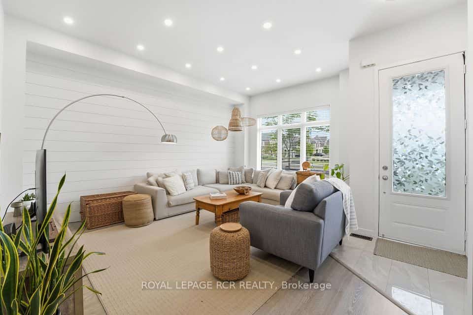 1202 Wellington Street E, Aurora, ON L4G 2C9