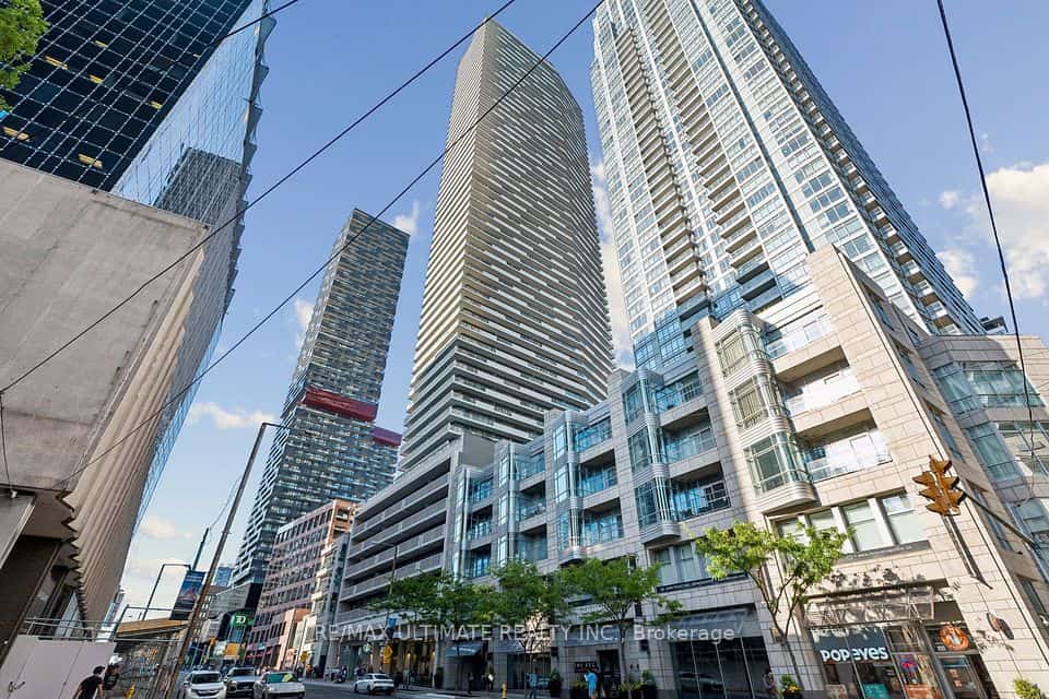 2221 Yonge Street #3905, Toronto, ON M4S 2B4