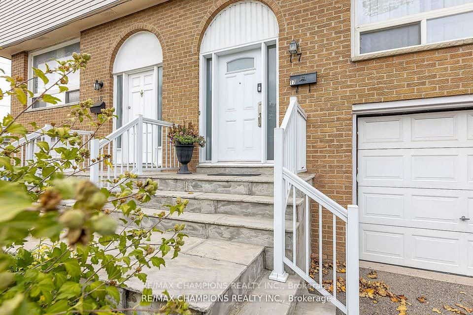 3525 Brandon Gate Drive #17, Mississauga, ON L4T 3M3