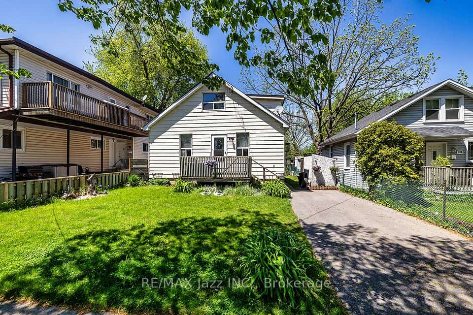 162 College Avenue, Oshawa, ON L1J 1R4