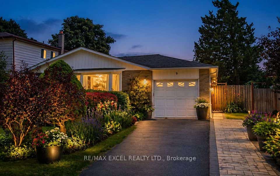 9 Glamis Place, Markham, ON L3T 3G7