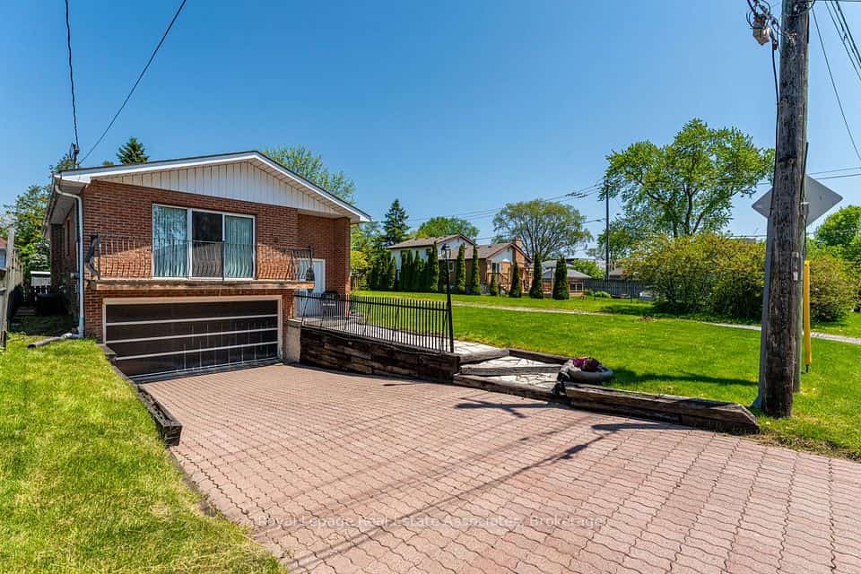 1069 Alexandra Avenue, Mississauga, ON L5E 2A1