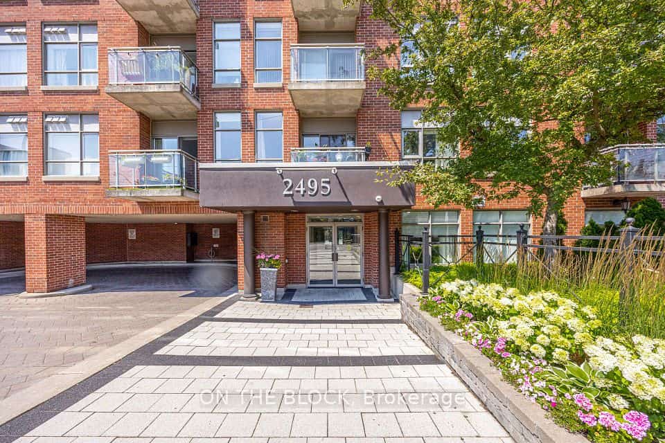 2495 Dundas Street W #107, Toronto, ON M6P 1X4