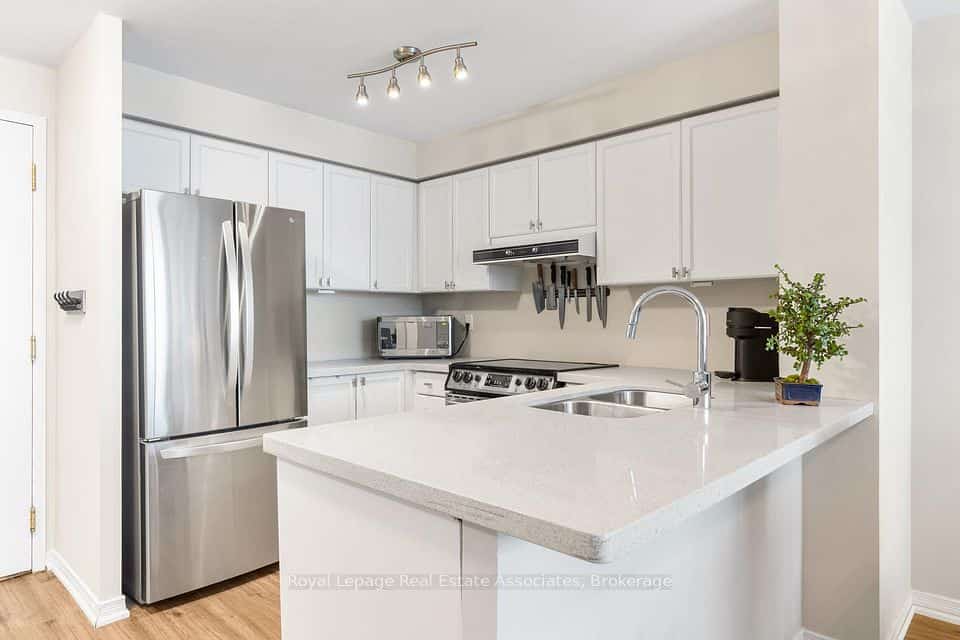 2565 Erin Centre Boulevard #PH7, Mississauga, ON L5M 6Z8