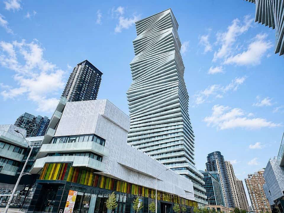 3900 Confederation Parkway #323, Mississauga, ON L5B 0M3