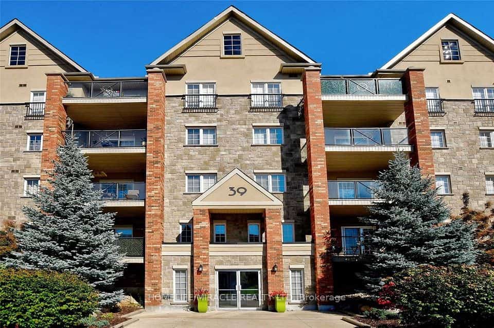 39 Ferndale Drive S #303, Barrie, ON L4N 5W9