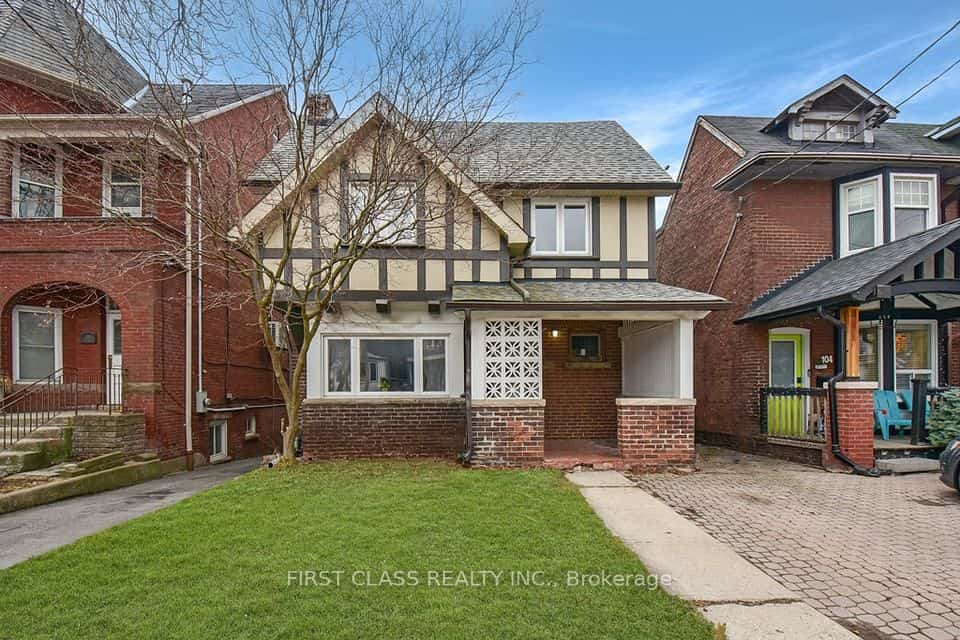 102 Greenwood Avenue, Toronto, ON M4L 2P6