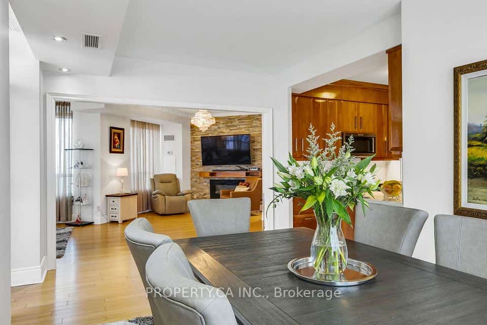 3880 Duke Of York Boulevard #2804, Mississauga, ON L5B 4M7