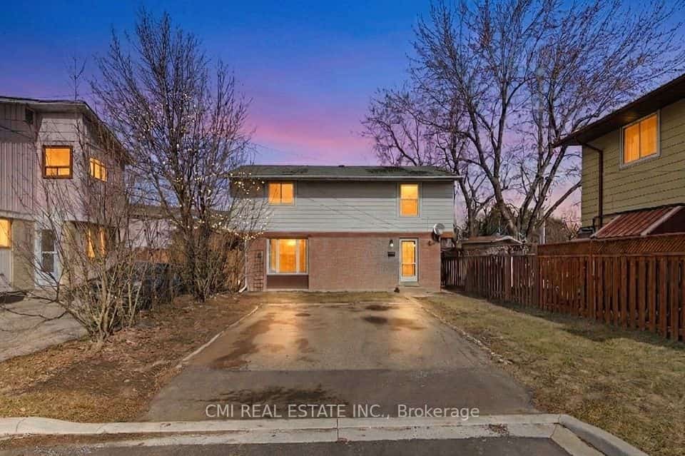 8 Huronia Court, Brampton, ON L6S 2C7
