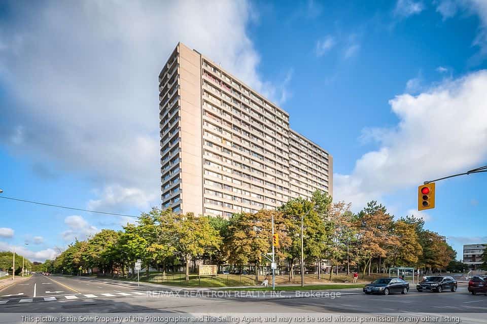 100 Leeward Glenway #1401, Toronto, ON M3C 2Z1