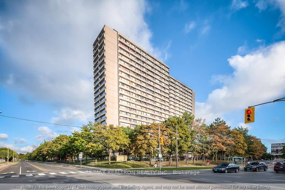 100 Leeward Glenway, Toronto