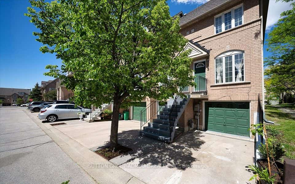 75 Strathaven Drive #35, Mississauga, ON L5R 3W1