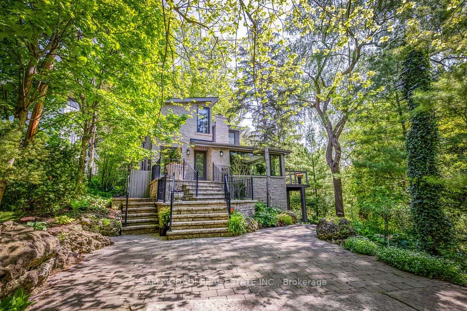 1273 Queen Victoria Avenue, Mississauga, ON L5H 3H2