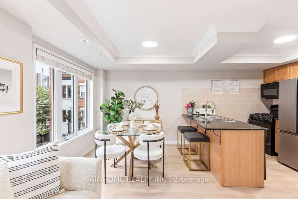 29 Frances Loring Lane #6, Toronto, ON M4M 3G2