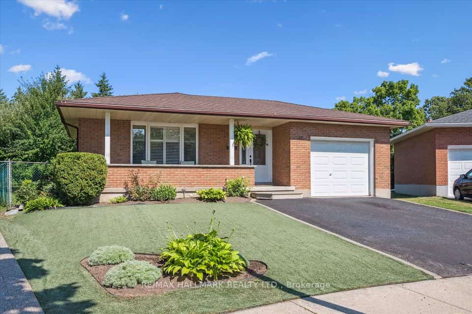 32 Warwick Court, Kitchener, ON N2E 2P1